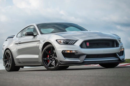 =4. Ford Mustang Shelby GT350 2020 (giá khởi điểm: 59.140 USD, thời gian tăng tốc từ 0-96 km/h: 4 giây).