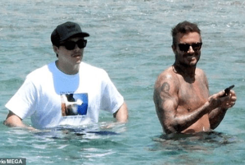Brooklyn lộ diện ở Hy Lạp sau nghi vấn đám cưới bí mật nhưng body gợi cảm của David Beckham mới là tâm điểm