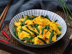 Thay vì hành lá, xào trứng cho thêm loại lá này có ngay món ăn cực bổ cho cả nhà