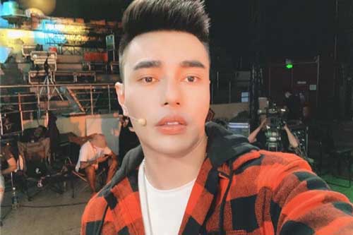 Bà xã Lê Dương Bảo Lâm "tố" chồng ở nhà thích tô son, mặc váy ngủ của vợ