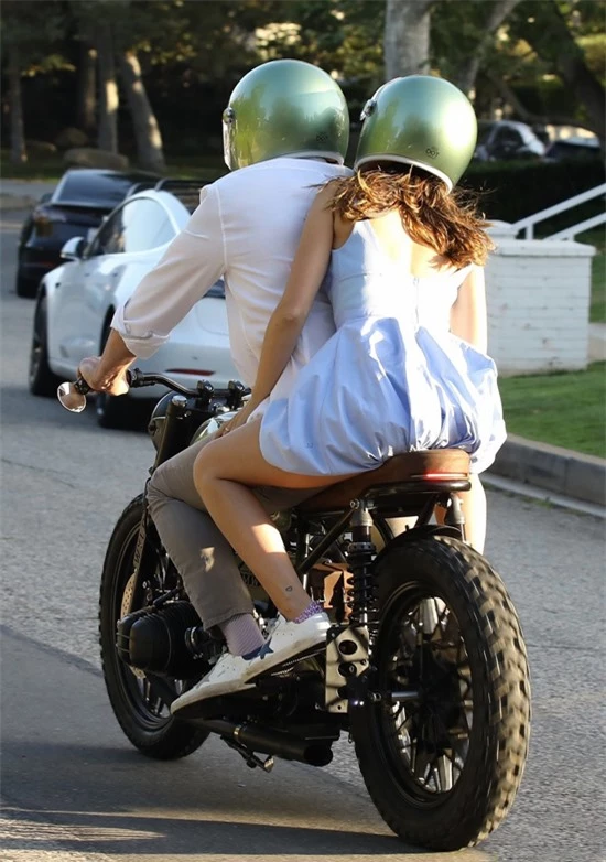 Ben Affleck có sở thích lái xe môtô đi dạo. Nam diễn viên đoạt giải Oscar và bạn gái thi thoảng lại lượn phố cùng nhau trên chiếc xe cũ của anh.