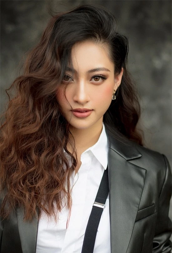 Bộ ảnh được Thuỳ Linh thực hiện nhân tuổi mới, đồng thời kỷ niệm một năm đăng quang Hoa hậu Thế giới Việt Nam 2019.