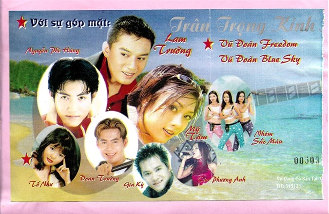 Cố ca sĩ Tố Như (ảnh ngoài cùng bên trái, ở dưới) từng biểu diễn bên cạnh Lam Trường, Nguyễn Phi Hùng, Mỹ Tâm, nhóm Sắc Màu những năm đầu thập niên 2000. Năm 2014 cô qua đời vì bệnh ung thư máu, để lại nhiều thương tiếc cho đồng nghiệp, khán giả.