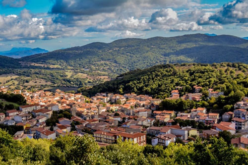 Vẻ đẹp hút hồn của thị trấn cổ với hàng trăm ngôi nhà bằng đá ở Italia