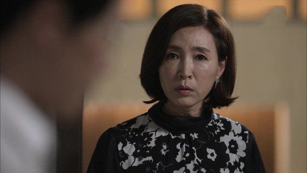 Gần trưa dâu mới vẫn chưa dậy ăn sáng, mẹ chồng lên phòng gọi thì la thất thanh