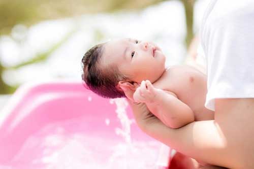 Tắm cho trẻ sơ sinh mới chào đời cần lưu ý điều gì?