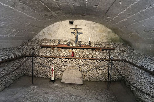 'Giật mình' trước ngôi nhà chứa hài cốt người ở nước Áo