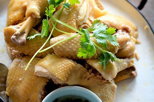 Cách mới giúp luộc gà không nứt da