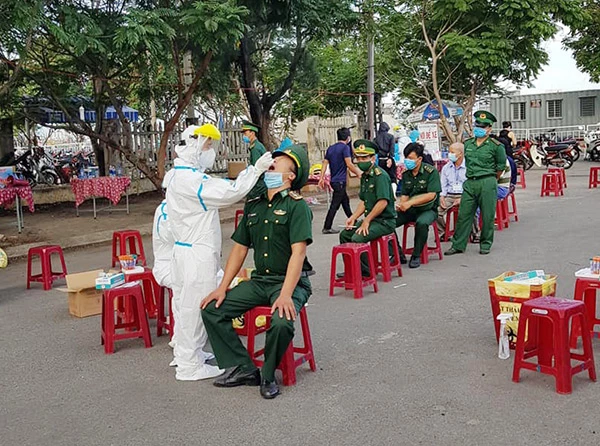 Lực lượng BĐBP làm nhiệm vụ tại khu vực Âu thuyền và cảng cá Thọ Quang cũng tham gia lấy mẫu xét nghiệm cùng bà cn ngư dân và các tiểu thương kinh doanh tại đây 