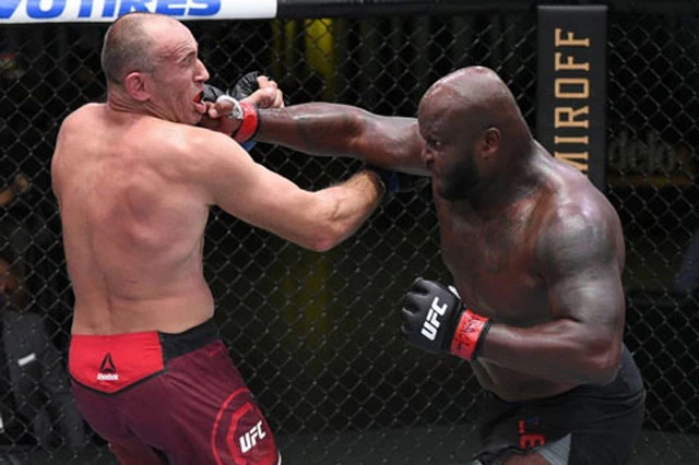 Derrick Lewis ra đòn hạ knock-out Alexey Oleinik.