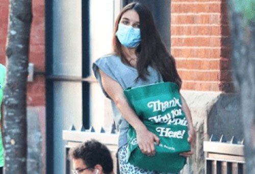 Nhìn cảnh Suri một mình vác nặng trên phố, dân mạng để lại bình luận xót xa: 'Có cha mà như không'