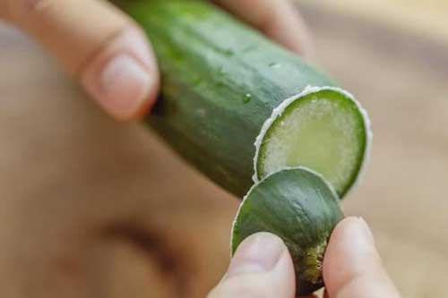 Nhiều người cắt dưa chuột xong đều chà chà thế này, lý do thật sự là gì?
