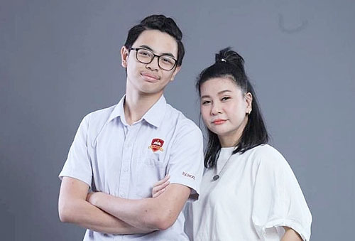 Con trai 17 tuổi của Cát Phượng