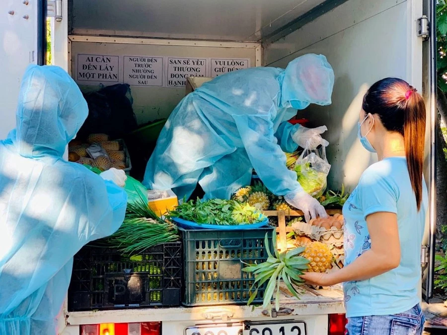 Những chuyến xe nông sản nghĩa tình, vượt bao gian khó đến với vùng dịch để san sẻ yêu thương với đồng bào.