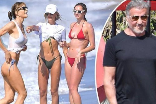 Tài tử 'Rambo' tắm biển với vợ và các con gái