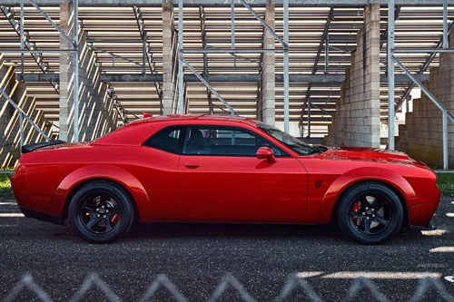 Dodge Challenger SRT Demon.