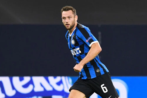 Trung vệ: Stefan de Vrij (Inter Milan).