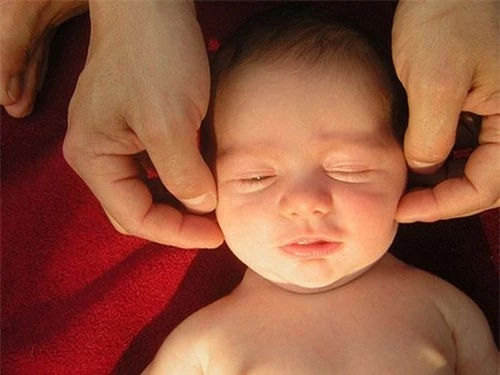 4 cách ít ai biết khiến bé sơ sinh có tỉnh táo đến mấy cũng sẽ ngủ trong tích tắc - 3