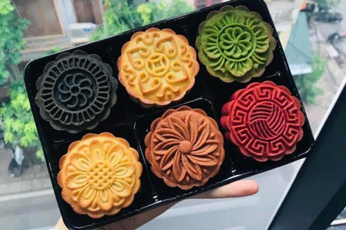 Chợ mạng rầm rộ rao bán bánh Trung thu độc lạ