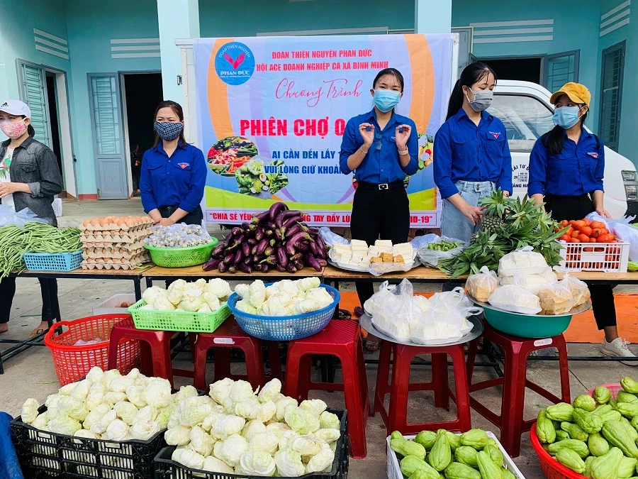 Bên cạnh trực tiếp mang những chuyến xe nông sản nghĩa tình đến với vùng dịch, Nhóm tình nguyện Đức Trọng còn ủng hộ rau quả cho các “Phiên chợ 0 đồng” ở các địa phương. 