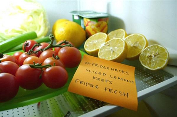 Cất trong tủ lạnh cả tháng mà quả chanh vẫn căng mọng, tươi rói chỉ nhờ một tờ báo cũ