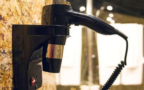 Máy sấy tóc “giết người không dao”, lấy mạng cả nhà vì thói quen chị em nào cũng mắc