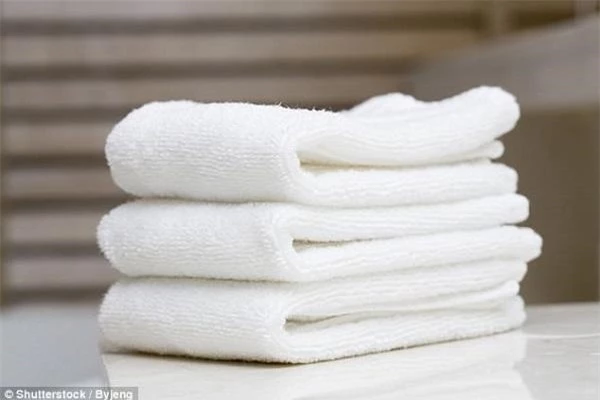 Ai cũng quen tay giặt khăn tắm thế này, bảo sao khăn nhanh thành... giẻ lau, tốn tiền hại da - 1