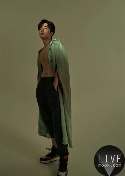 Trên phim duy trì hình tượng nam sinh, chàng trai trẻ trong sáng, ngọt ngào, Trương Tân Thành hiếm hoi khoe thân hình cơ bắp trong một bộ ảnh tạp chí.