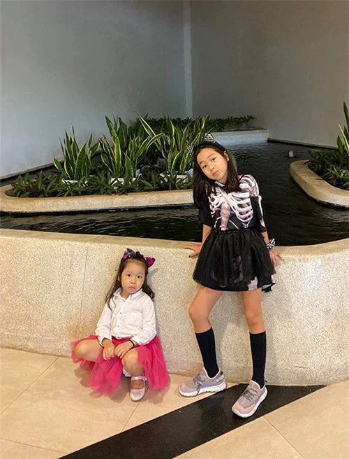 Mina lên đồ cùng em gái đi chơi Halloween. Lưu Hương Giang đùa rằng con gái lớn hình như sinh nhầm nhà vì chỉ đam mê thời trang chứ không thích hát.