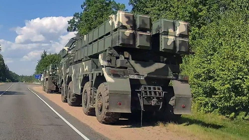 Pháo phản lực phóng loạt tầm xa Polonez của Belarus được điều động tới biên giới Litva. Ảnh: RIA Novosti.