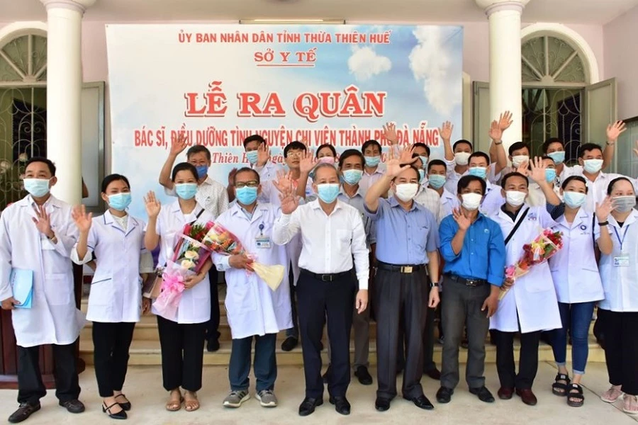 Lãnh đạo tỉnh Thừa Thiên Huế và lực lượng y bác sĩ trong ngày ra quân chi viện cho TP. Đà Nẵng phòng chống dịch.