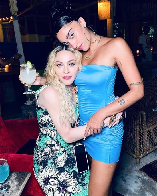 Madonna và cô con gái Lourdes Leon trong tiệc sinh nhật. Lourdes sinh năm 1996, là con đầu lòng của Madonna với huấn luyện viên thể dục Carlos Leon.
