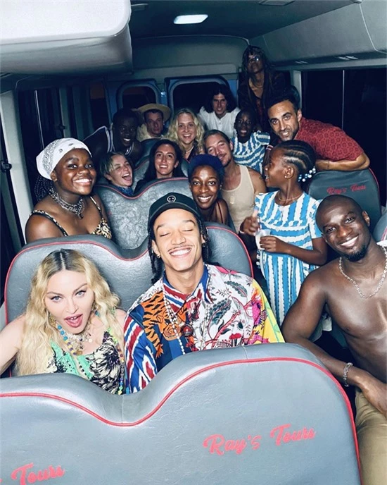 Nhiều bạn bè của Madonna và Ahlamalik ở Jamaica tham gia bữa tiệc sinh nhật.