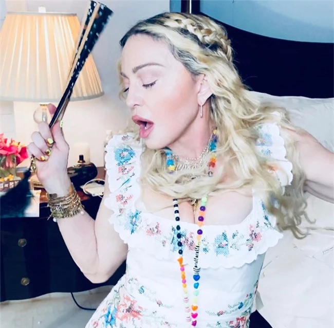 Madonna đã kết thúc tour diễn vào tháng 3 khi dịch Covdi-19 bùng phát ở châu Âu. Cô bị nhiễm nCoV ở Pháp cùng các thành viên trong đoàn nhưng đã tự khỏi. Madonna tình nguyện hiến máu để nghiên cứu vaccine và quyên góp hơn 1 triệu USD chống dịch. Hiện cô vẫn nghỉ ngơi cùng bạn trai và các con.