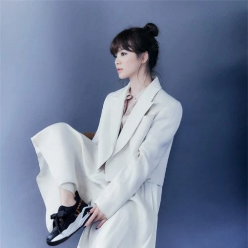 Song Hye Kyo ra mắt loạt hình ảnh mới, trong chiến dịch quảng cáo sản phẩm cho một thương hiệu giày dép. Kiểu tóc bới cao kết hợp mái xoăn dày giúp cô xinh xắn, đáng yêu. Nhiều người khen cô trẻ hơn hẳn so với tuổi 38.