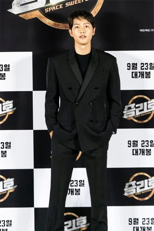 Sáng 18/8, Song Joong Ki dự buổi họp báo giới thiệu phim Space Sweepers. Để phòng chống Covid-19, đoàn phim tổ chức sự kiện online, thay vì họp báo trực tiếp như thông thường.