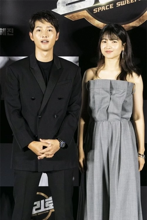 Song Joong Ki sánh vai nữ chính Kim Tae Ri của phim.
