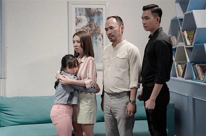 Bé Kim Thư thân thiết với Thu Trang sau khi đóng phim Nắng. Nhóc tỳ vui vì có dịp gặp lại mẹ Mưa ở dự án mới.
