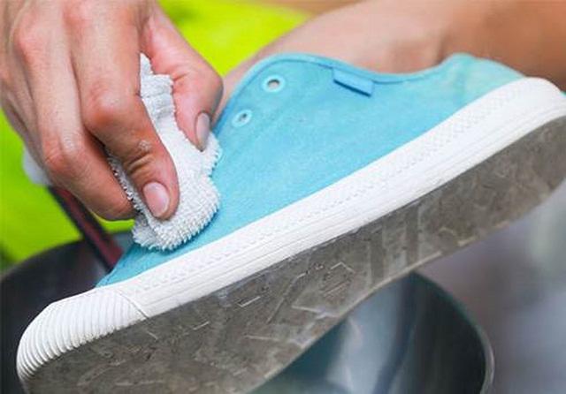Chẳng cần phơi hay sấy lâu, giày ướt đến mấy cũng khô nhanh với 6 cách đơn giản