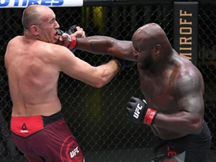 Võ sĩ Mỹ tung đòn gối cực mạnh cùng 23 cú đấm ‘tàn khốc’ hạ knock-out đối thủ