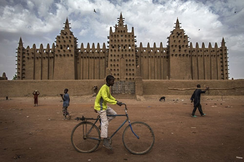 Ngắm những nhà thờ Hồi giáo bằng bùn và cây cọ ở châu Phi