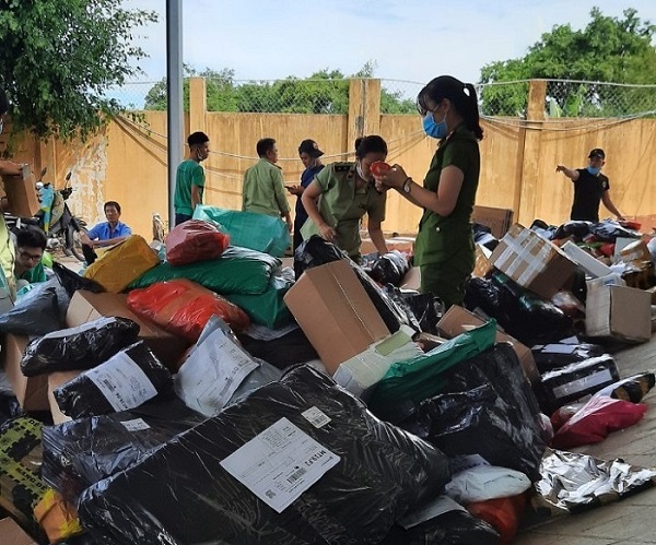Tạm giữ số lượng lớn khẩu trang, hàng dệt may, mỹ phẩm có dấu hiệu vi phạm tại Bình Định