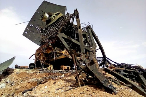 Đài radar điều khiển hỏa lực của tổ hợp tên lửa phòng không S-200 của Syria bị tên lửa Israel phá hủy. Ảnh: Jerusalem Post.