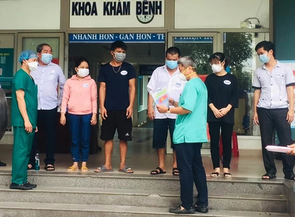 Thứ trưởng Bộ Y tế Nguyễn Trường Sơn trao giấy ra viện cho các BN được xuất viện chiều 18/8 tại BVDC Hòa Vang