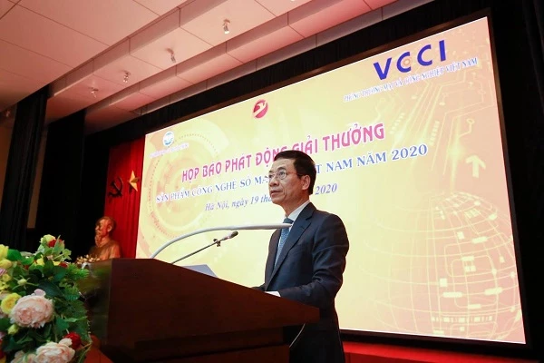 Bộ trưởng Bộ TT&TT Nguyễn Mạnh Hùng phát biểu tại họp báo phát động giải thưởng "Sản phẩm công nghệ số Make in Vietnam năm 2020"