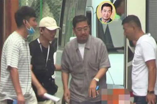 'Càn Long' Trương Quốc Lập xuất hiện mệt mỏi phải có người dìu, vất vả làm việc ở tuổi xế chiều