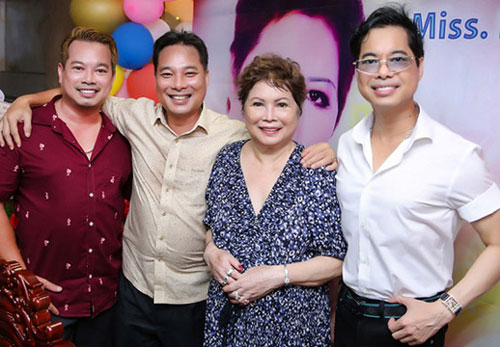 Ngọc Sơn và các em mừng mẹ 77 tuổi