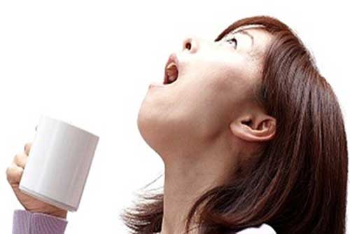 Sai lầm "chết người" khi dùng nước muối súc miệng kiểu này quá nhiều người mắc