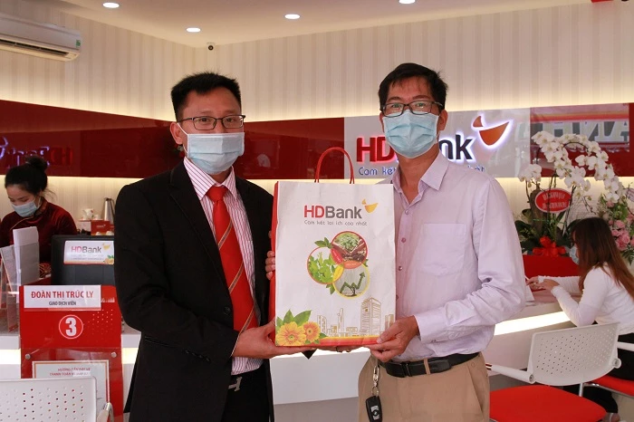 Nhiều phần quà hấp dẫn đã được tặng cho khách hàng nhân dịp khai trương HDBank Bảo Lộc.