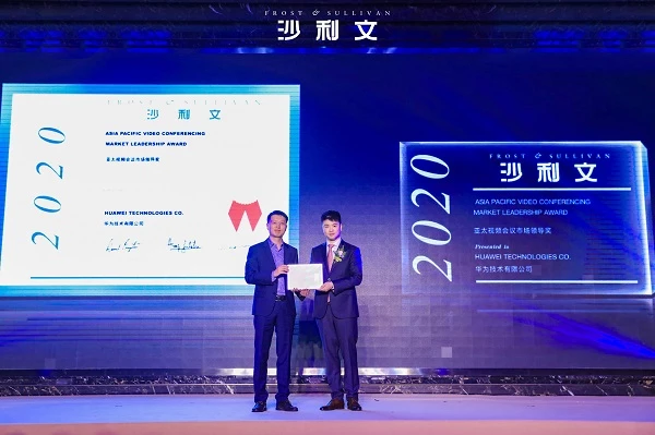 Chen Qunhui, Giám đốc tiếp thị của mảng giải pháp cộng tác thông minh, Nhóm Kinh doanh Đám mây và AI của HUAWEI, nhận giải thưởng.